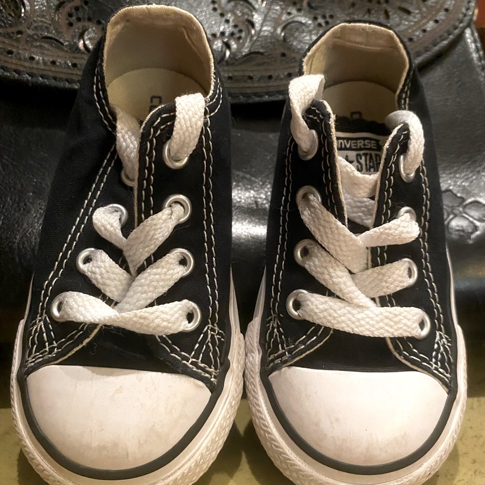 Converse Toddler All Star Low Top Lace Up - SZ 6  - 
Black & White